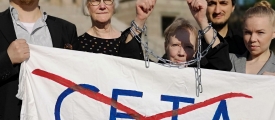 Tempauksesta eduskuntatalon edessä ennen CETA-äänestystä 16.5.2018. Kuva: TTIP-info