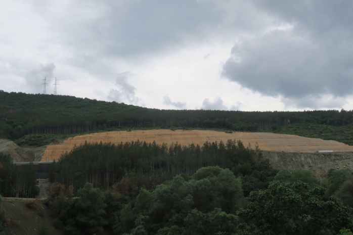 Valmiita valtatieosuuksia matkalla Kresnaan
